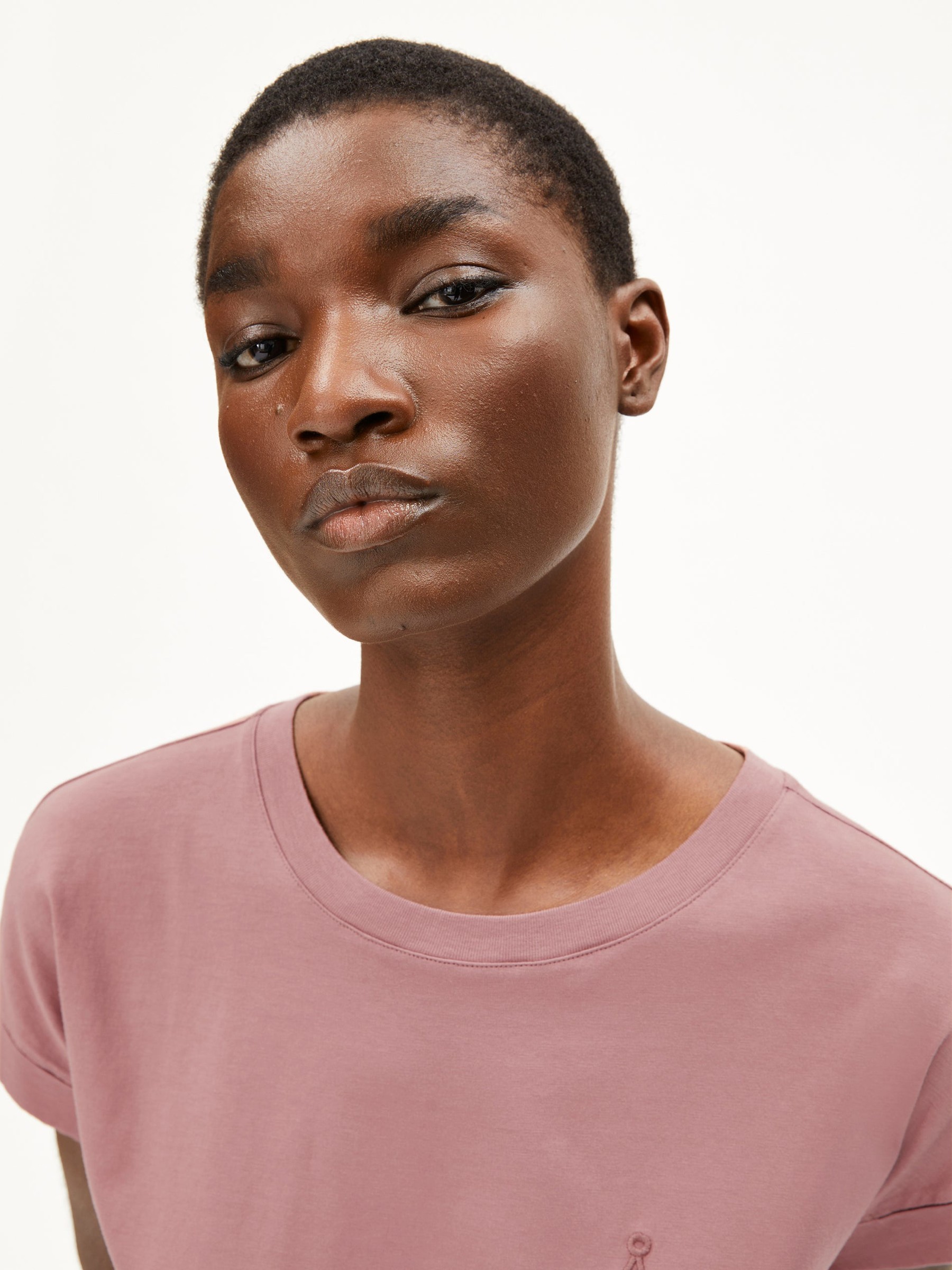 T-Shirt Idaara light berry Armedangels