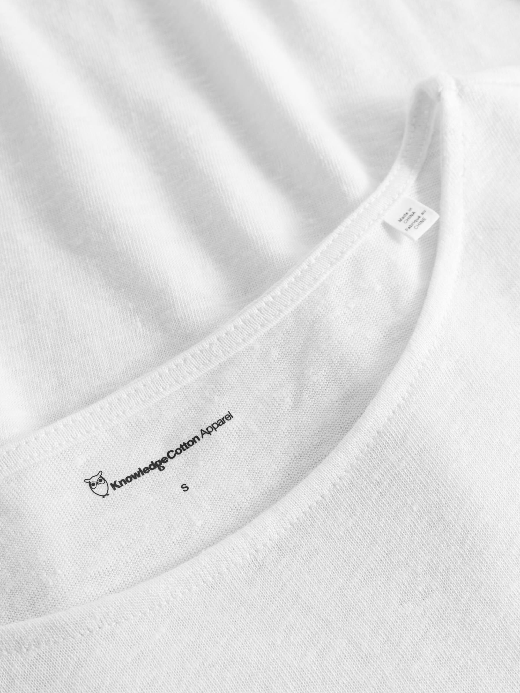 Top Loose Fold Up Linen T-Shirt bright white Knowledge Cotton Apparel