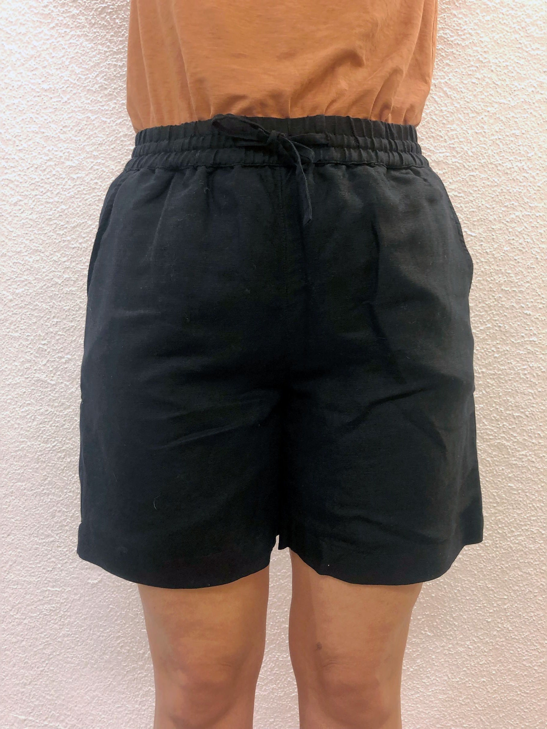 Kurze Hose Posey Linen Mix Elastic Waist Shorts black jet Knowledge Cotton Apparel