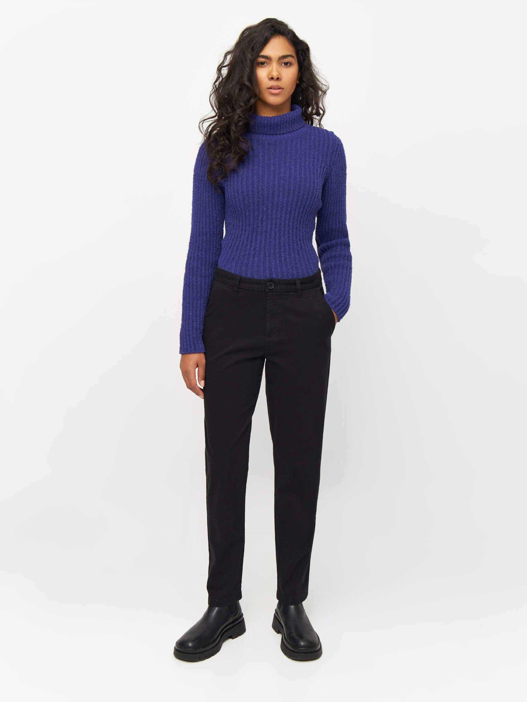 Hose Iris Mom Mid Rise Chino black jet Knowledge Cotton Apparel