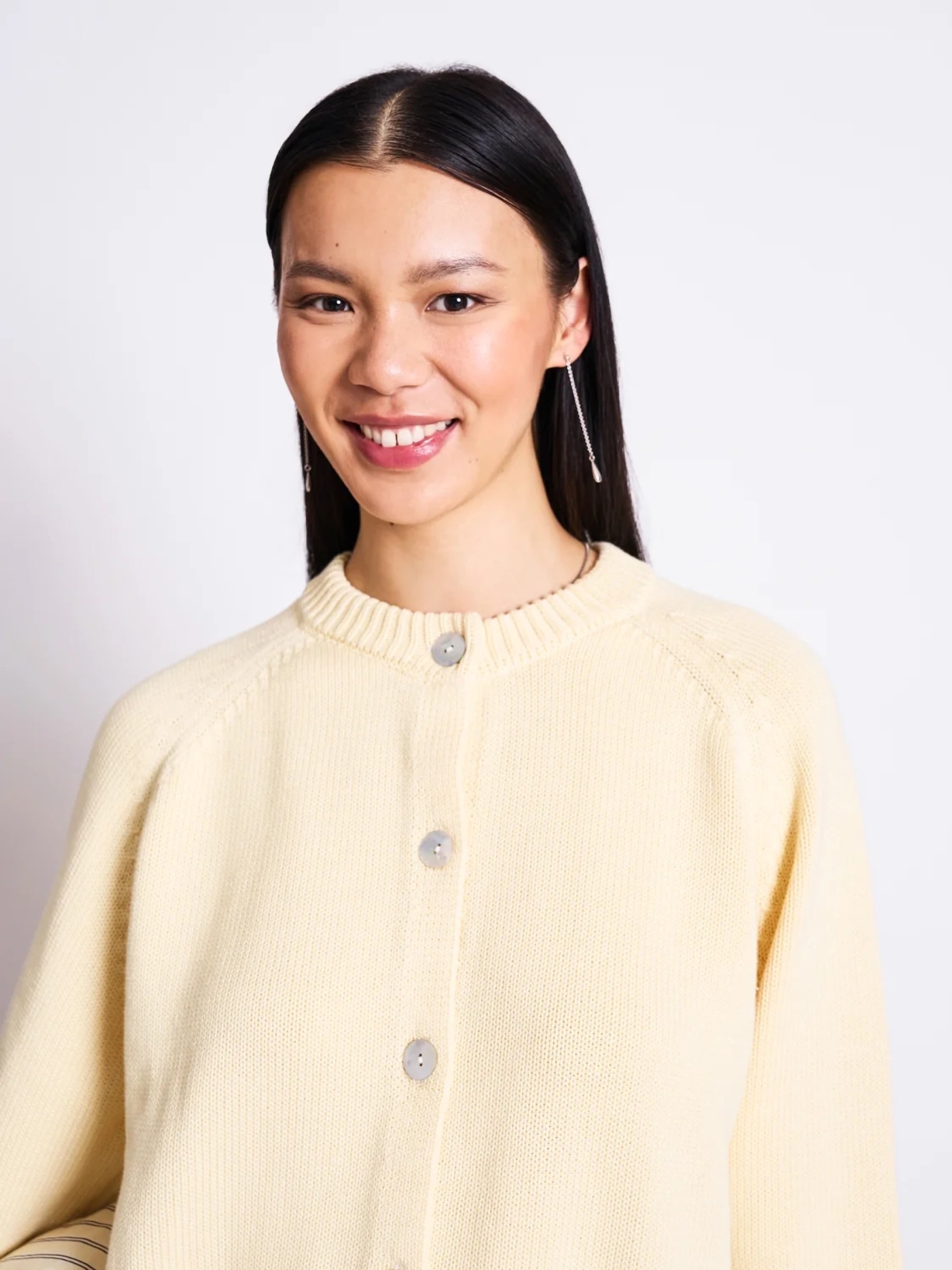 Strickjacke Relaxed Crewneck Cardigan Sivia buttermilk Jan 'n June