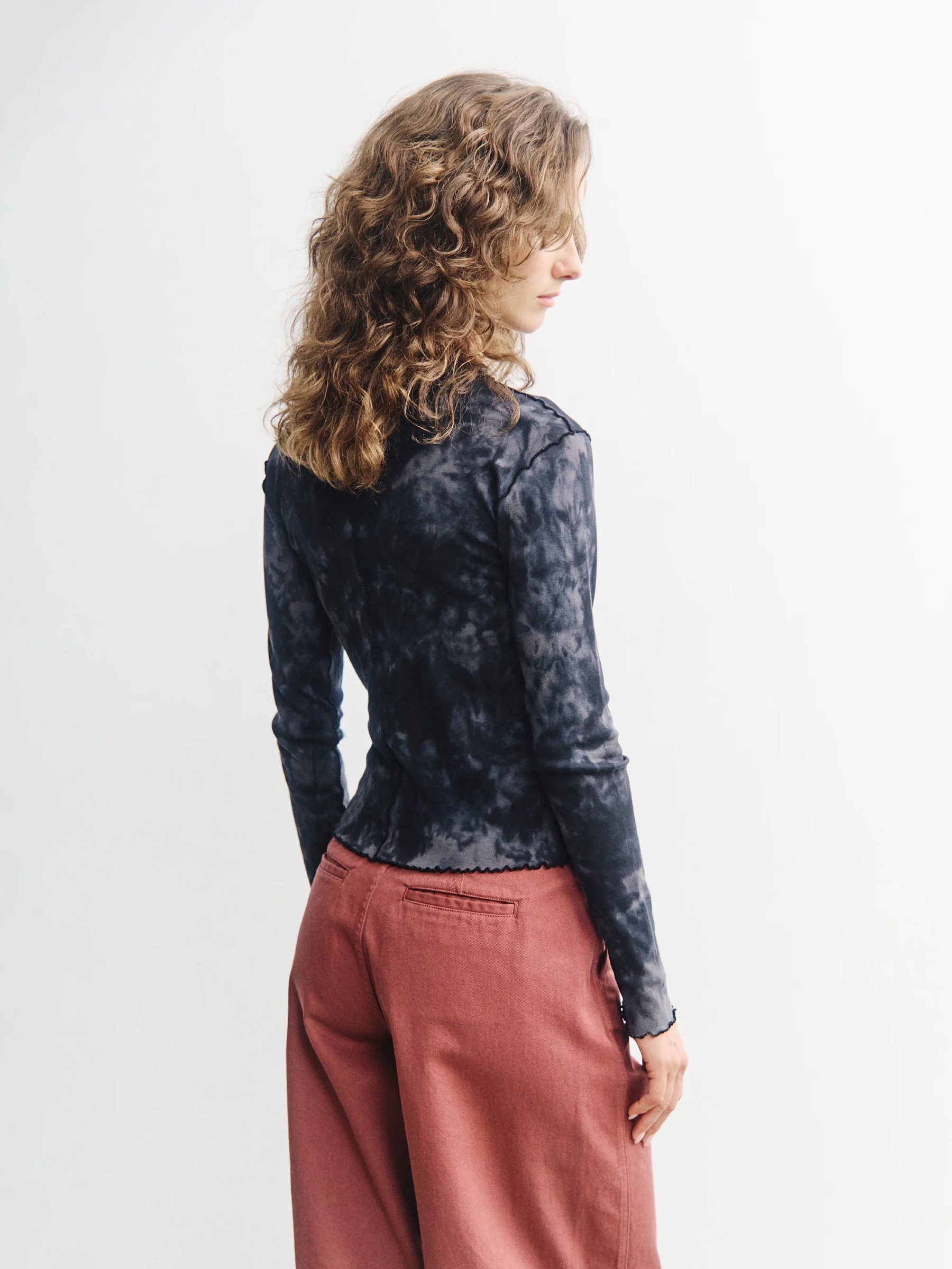 Pin-Tucked Longsleeve black tie dye Rotholz