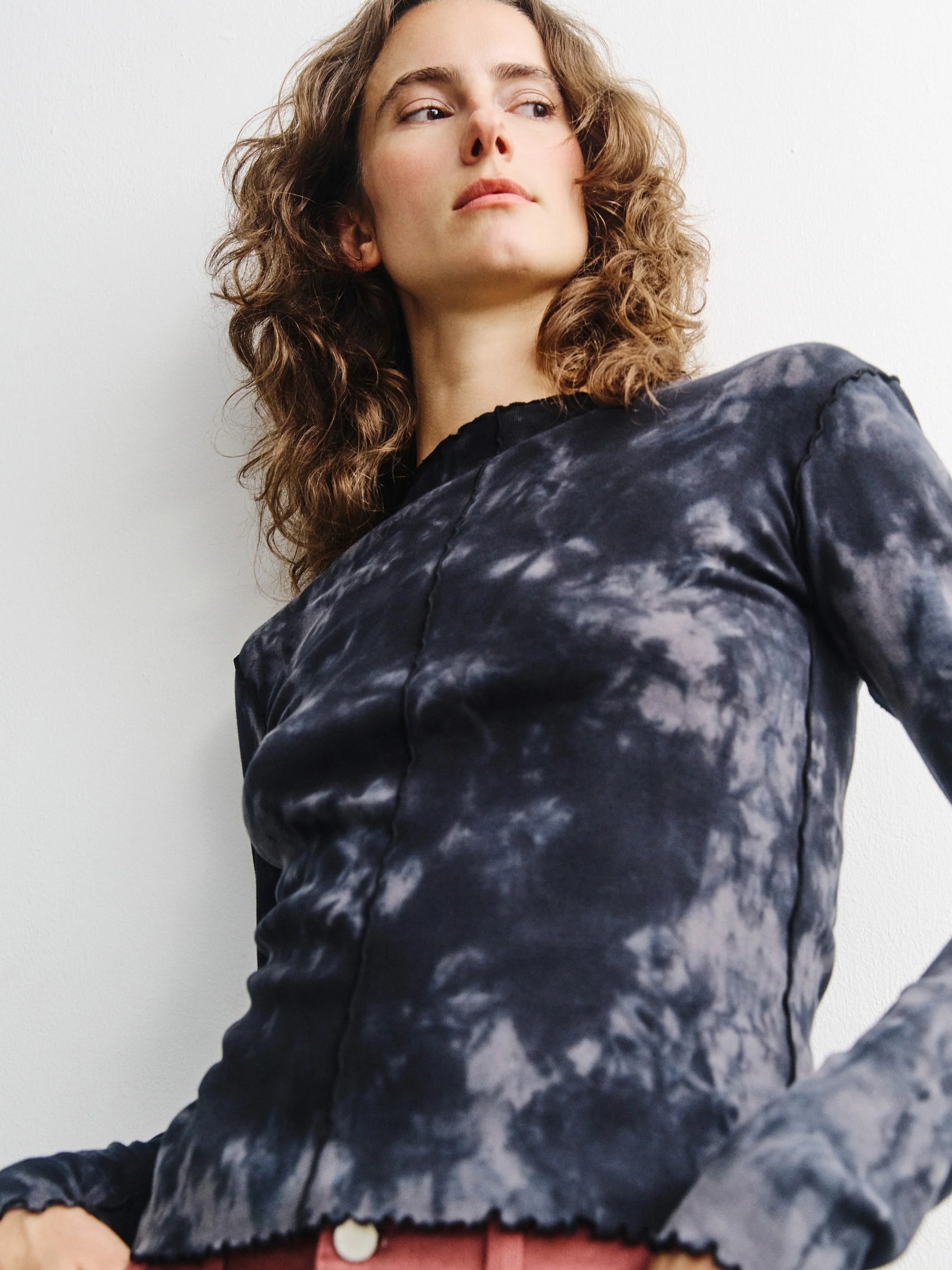 Pin-Tucked Longsleeve black tie dye Rotholz