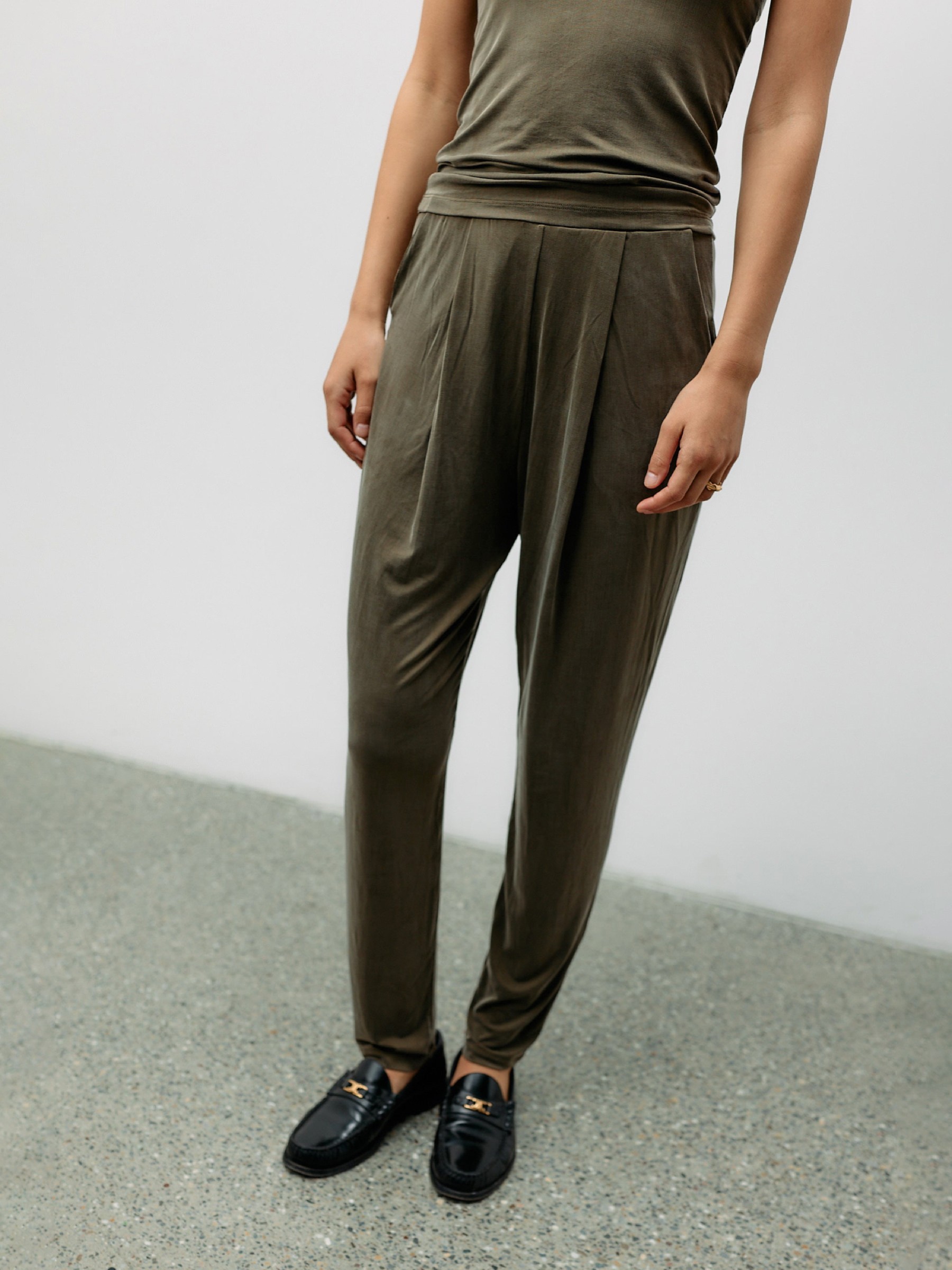 Hose Cupro Lounge Jogger dusty olive Moya Kala