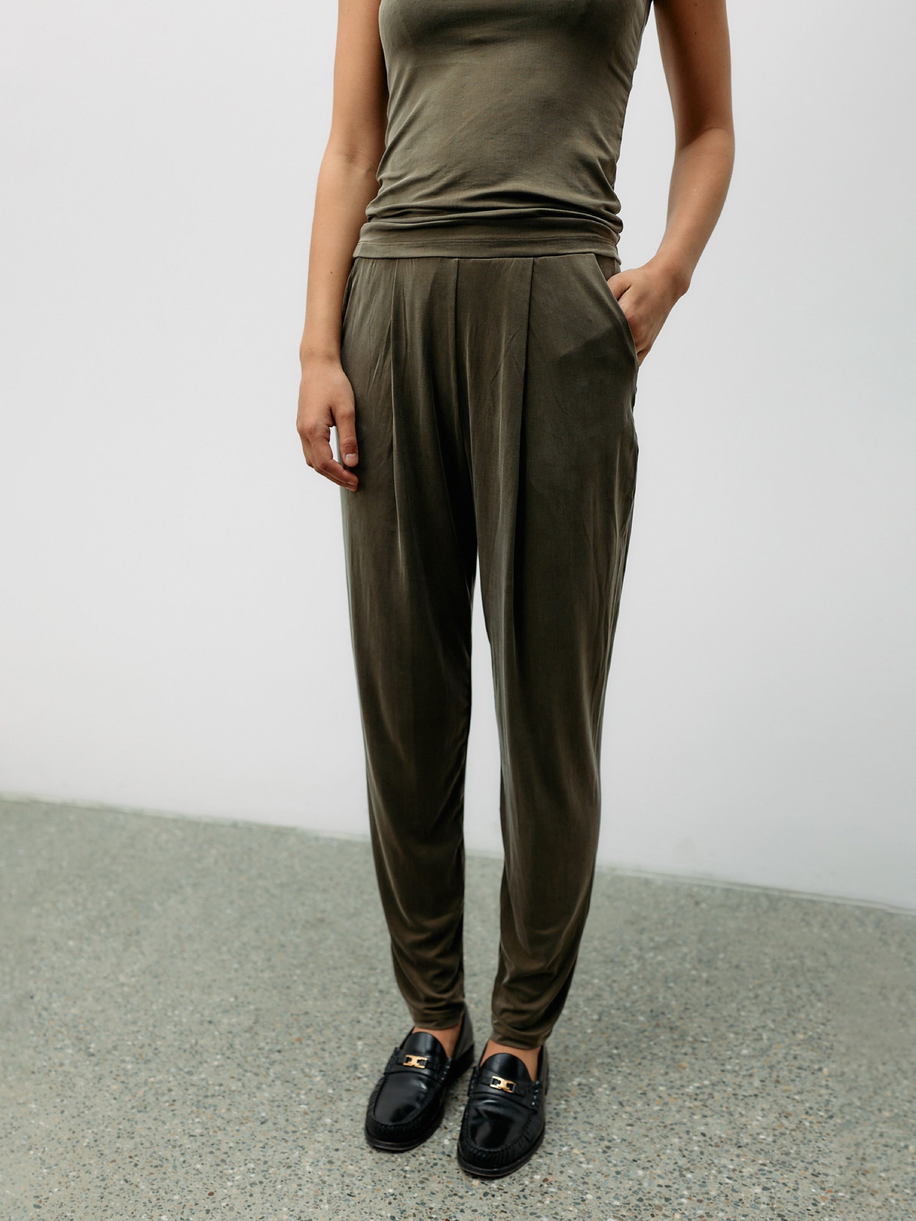 Hose Cupro Lounge Jogger dusty olive Moya Kala