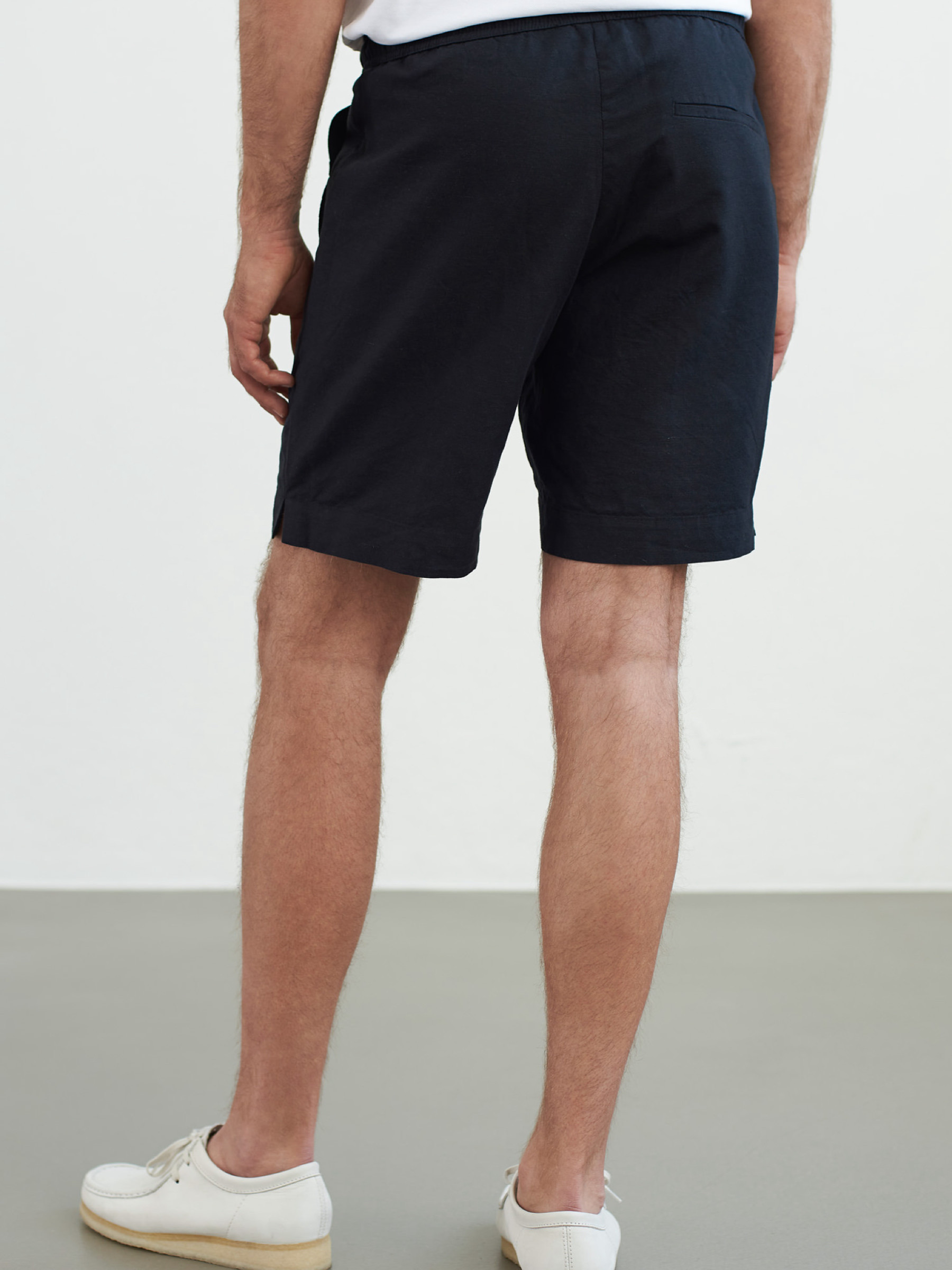 Hose Jim Shorts black linen About Companions