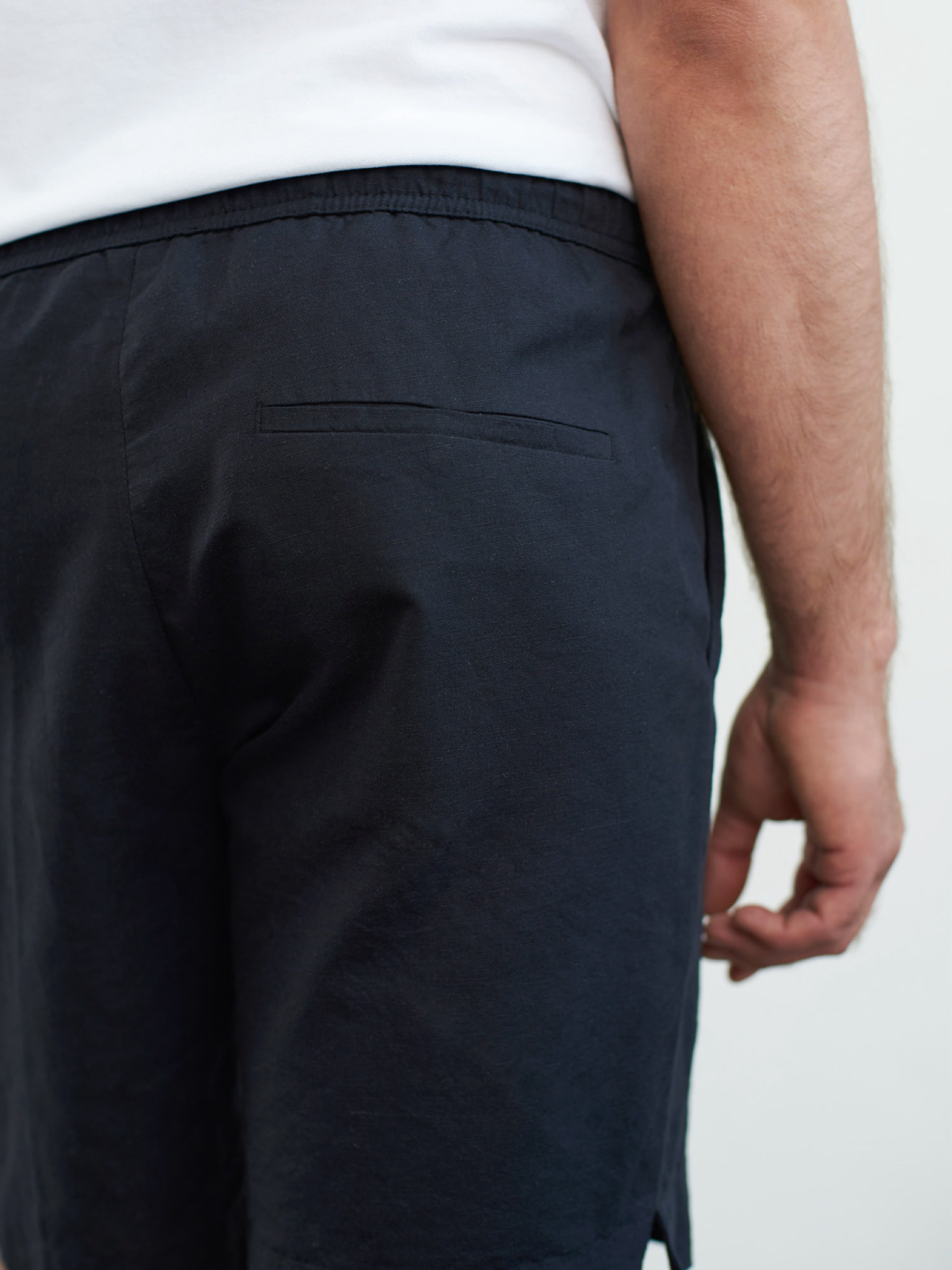 Hose Jim Shorts black linen About Companions