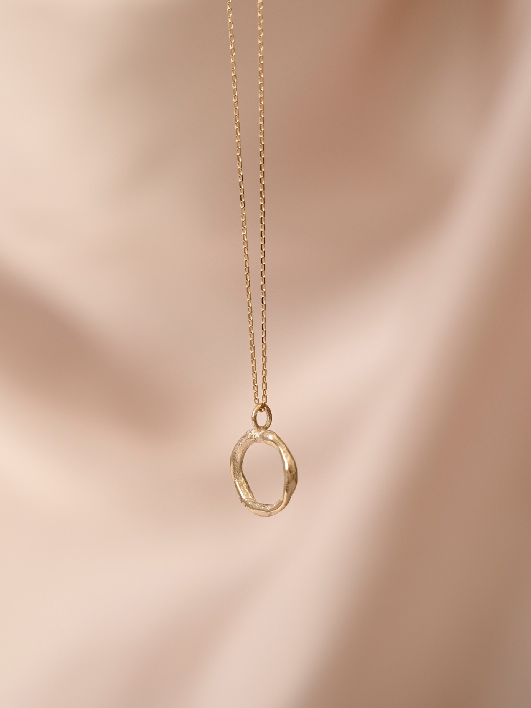 Halskette Organic Circle Pendant Necklace 9ct gold Wild Fawn