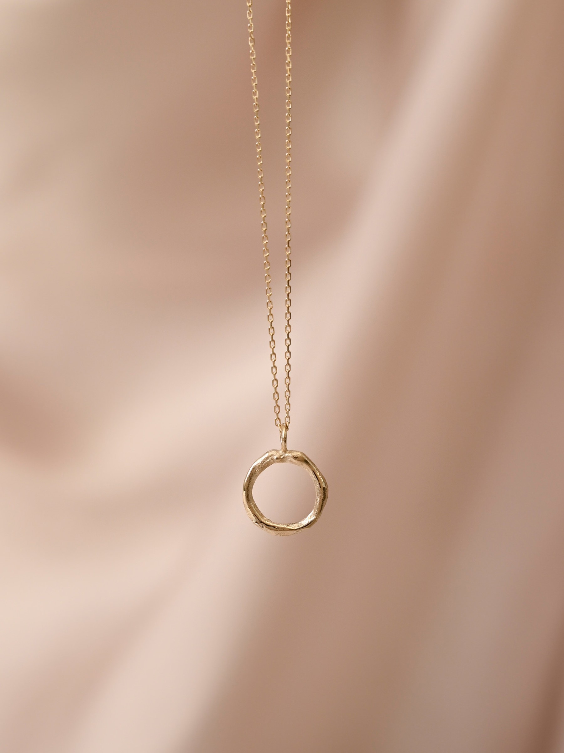 Halskette Organic Circle Pendant Necklace 9ct gold Wild Fawn