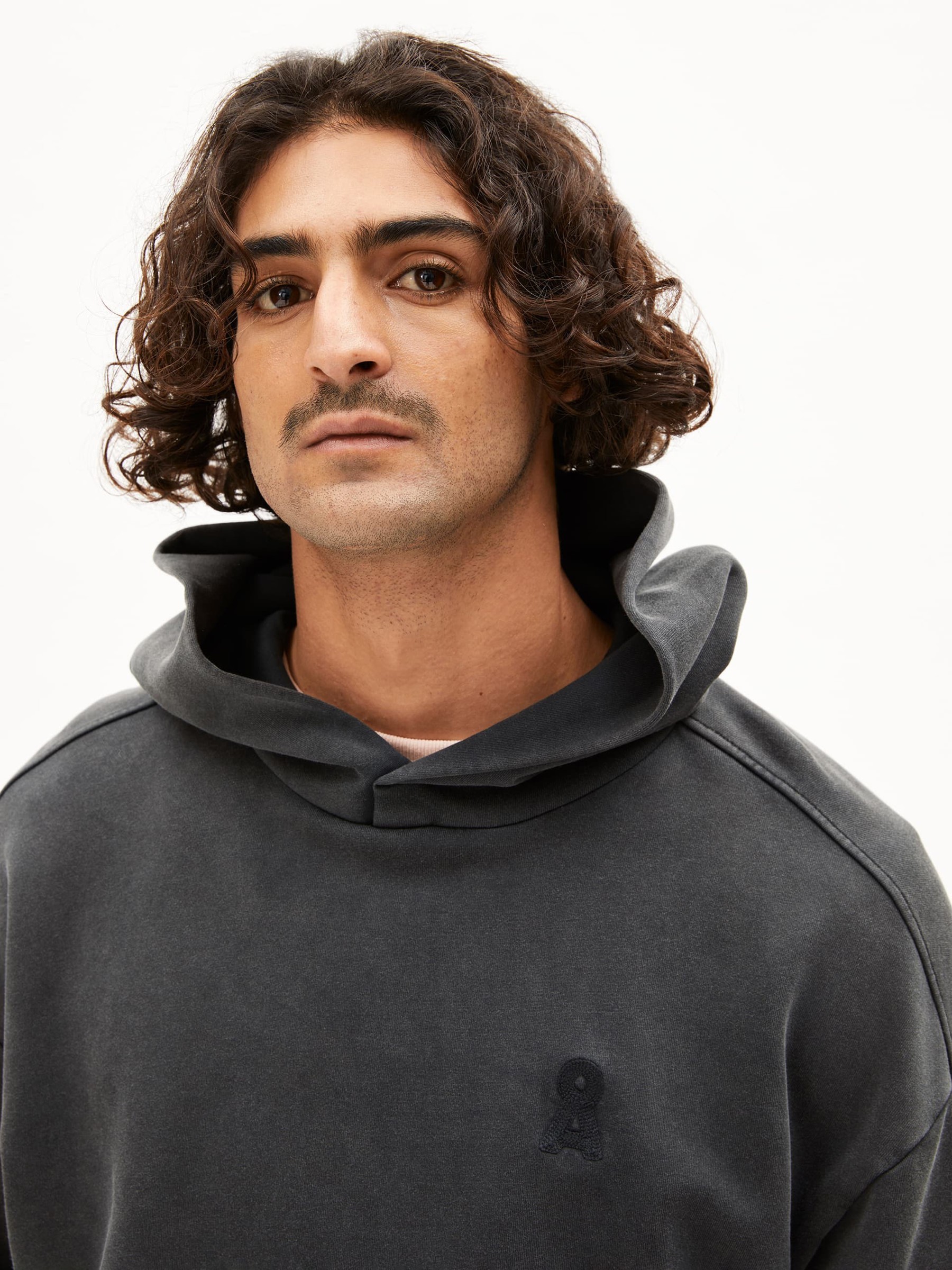 Pullover Emaal Hoodie GMT Dye black washed Armedangels