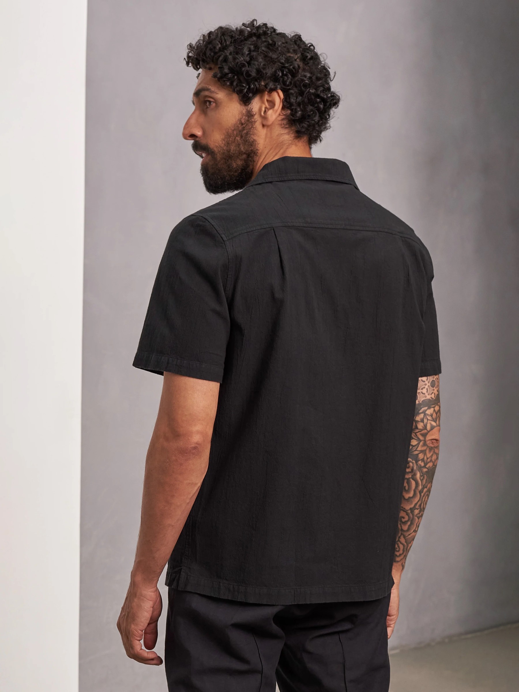Hemd Kuno Shortsleeve eco crinkle black About Companions