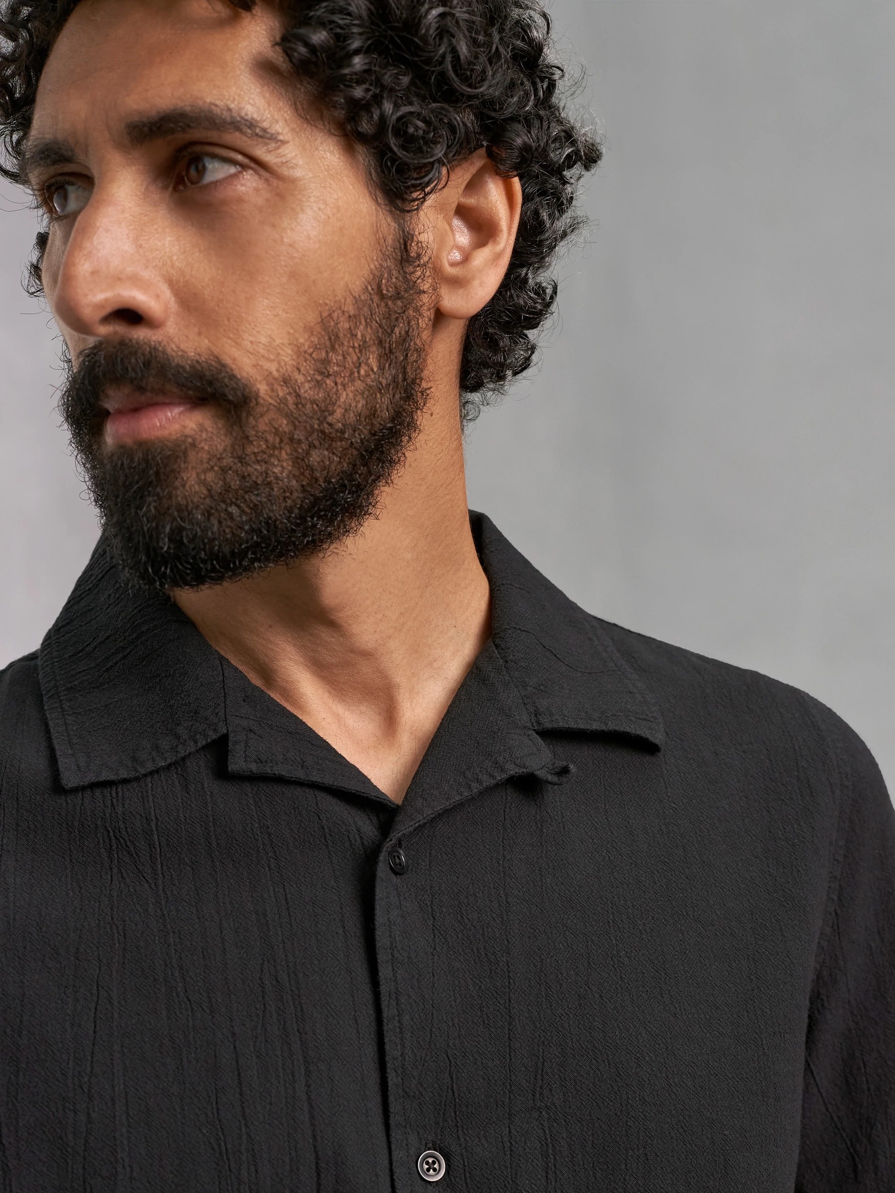 Hemd Kuno Shortsleeve eco crinkle black About Companions